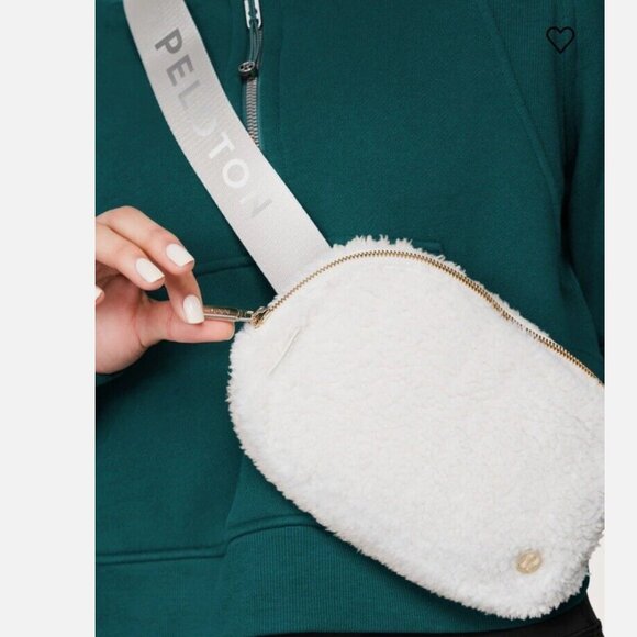 NWT Everywhere Belt Bag Fleece lululemon white peloton - Picture 2 of 7